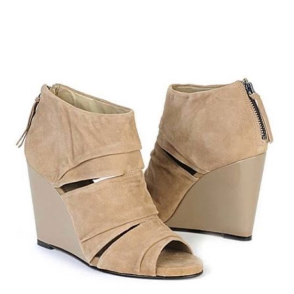 Elegant Tan Wedge Sandals